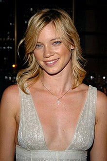 Amy Smart Delux.jpg