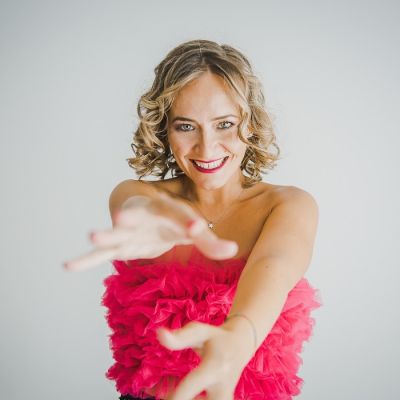 How Old Is She? Singer Wiki And Family Details