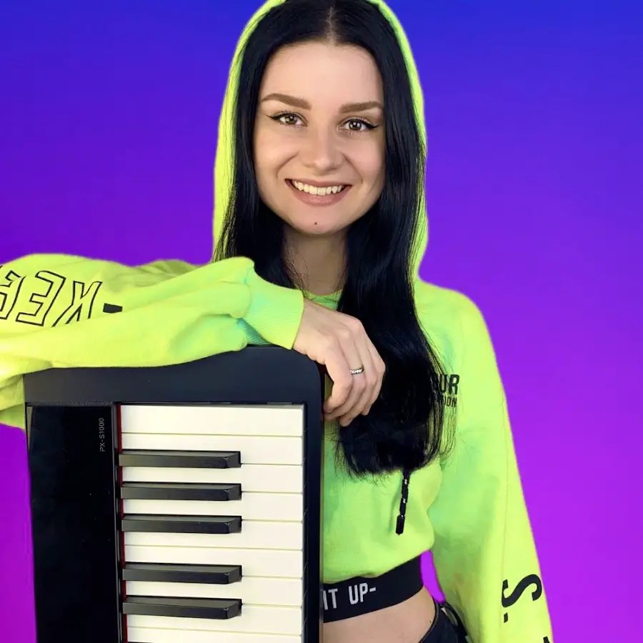 Who is Margarita Sipatova ? (Musician) Wiki, Biography, Age, Boyfriend, Family, Facts and More