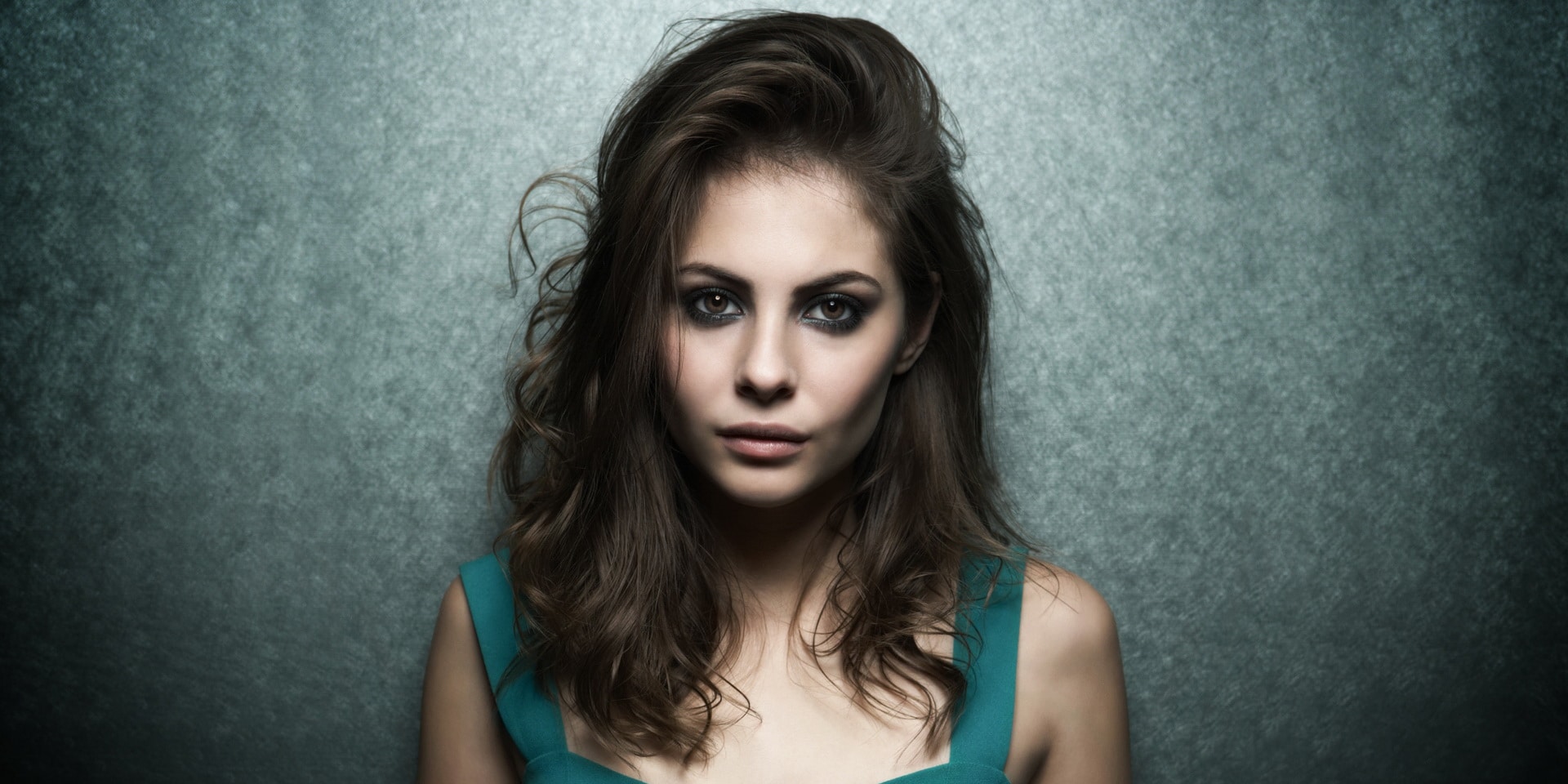 Who is Willa Holland from “Arrow”? Her Wiki: Net Worth, Family, Mom, Affair, Husband