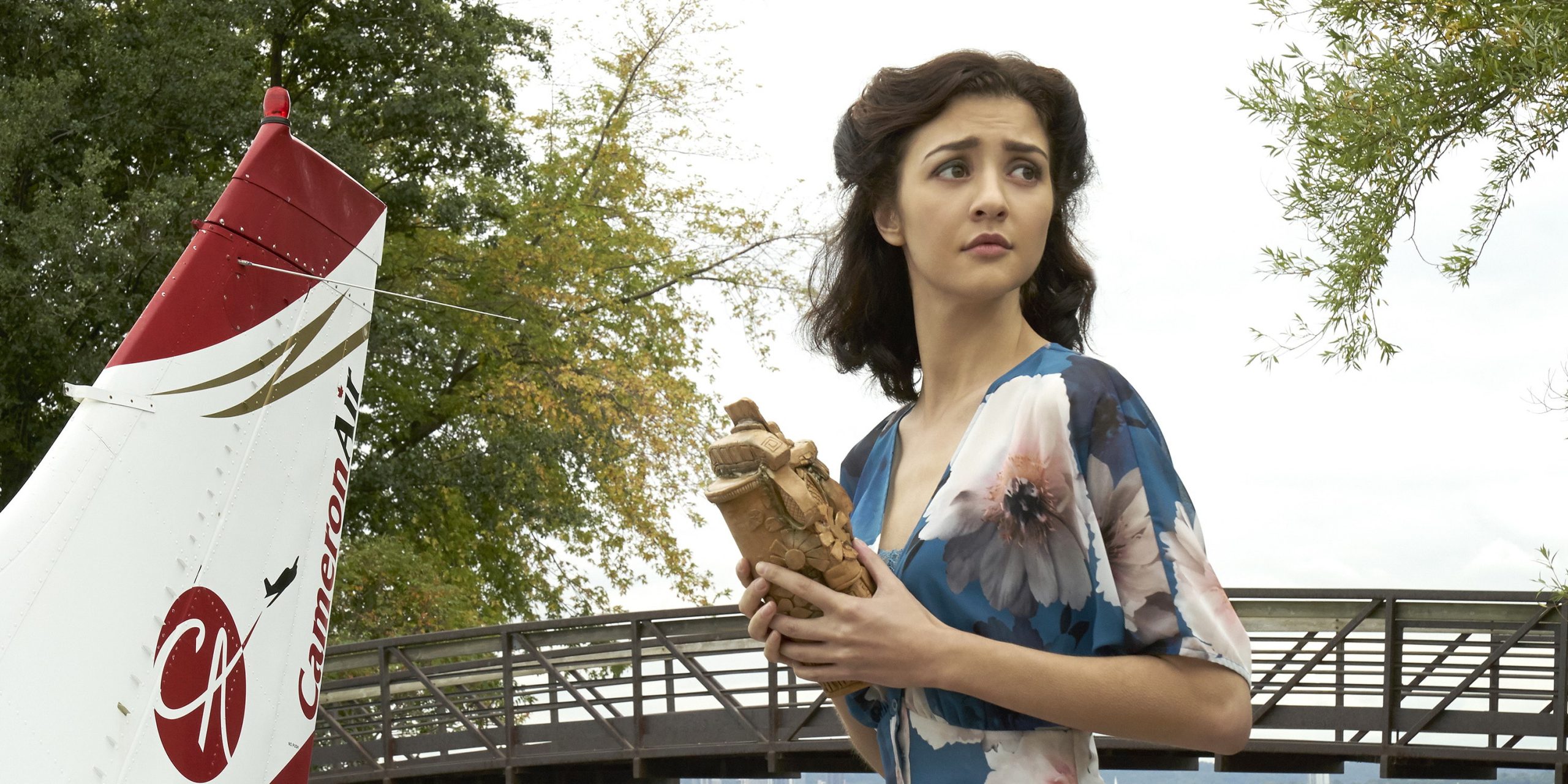 Who is Katie Findlay from Man Seeking Woman? Bio: Sister, Relationships