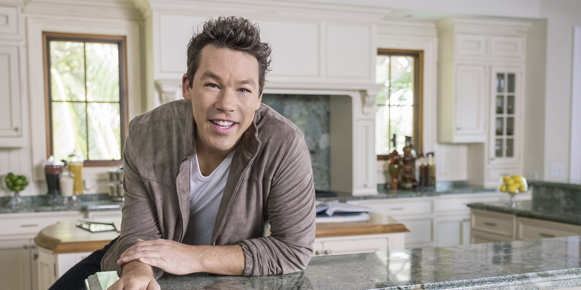 David Bromstad’s Wiki Biography, Ethnicity, Net Worth. Gay?