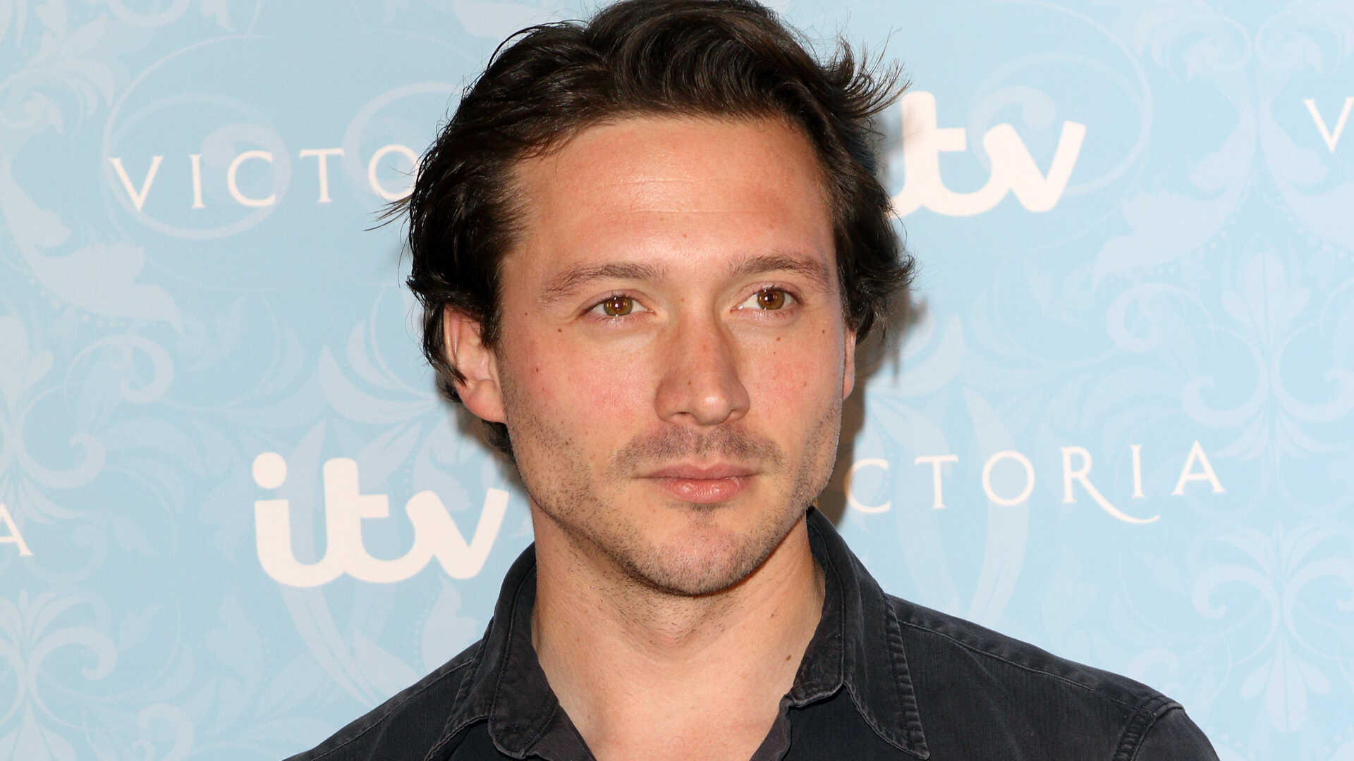 What movies has David Oakes been in? His Age, Wife, Height