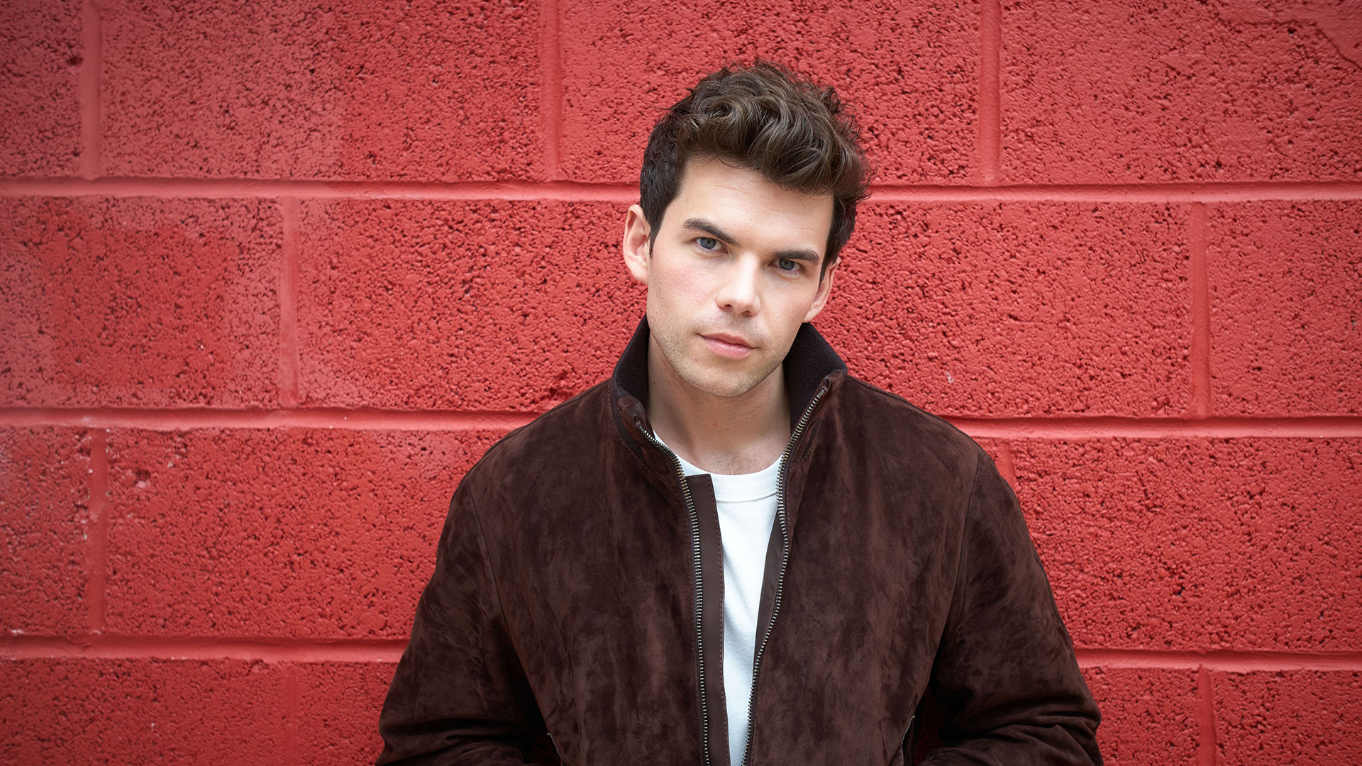 Does Luke Newton have a Girlfriend? His Age, Height, Net Worth