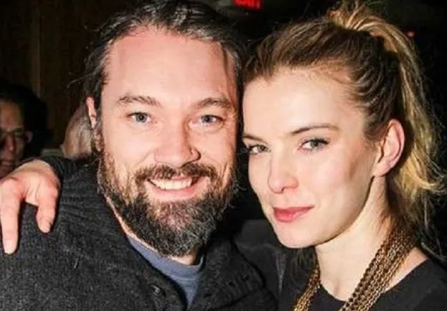 Betty Gilpin's Husband, Height, Weight, Net Worth, Age, Career And Full Bio