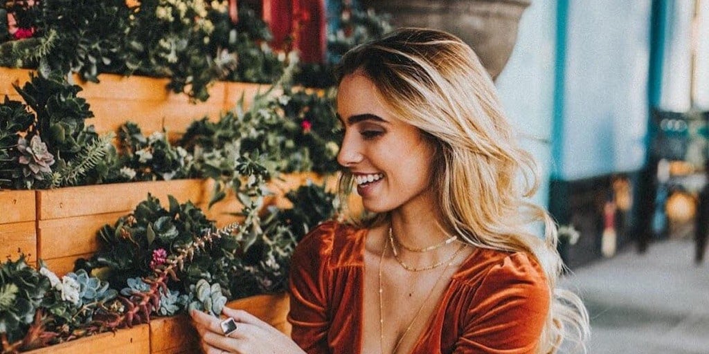 age, husband. How much she earns on YT?