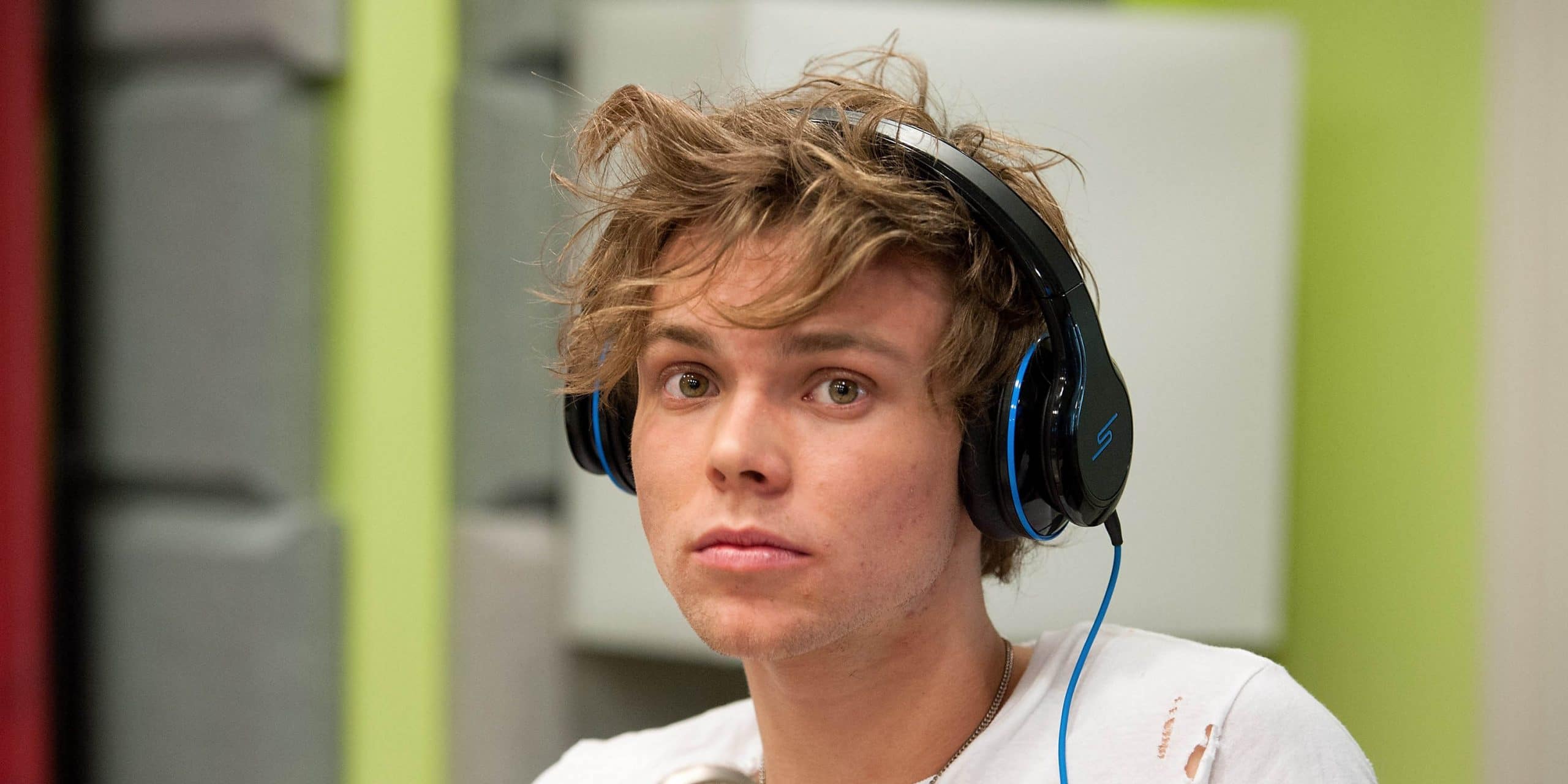 How tall is Ashton Irwin? Height, Age, Girlfriend, Eyes, Hairs, Bio