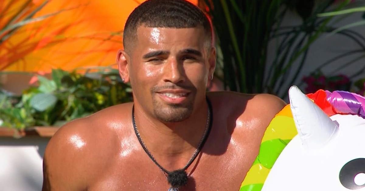 How old is Ronnie? ‘Love Island’ USA Season 8’s Jalen Hurts lookalike gets to know Melanie