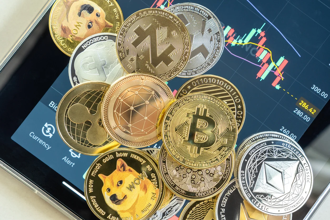 Bitcoin logo on trading screen showing price rebound to $115,000 after U.S.–China tariff news sparks $19 billion crypto liquidation.