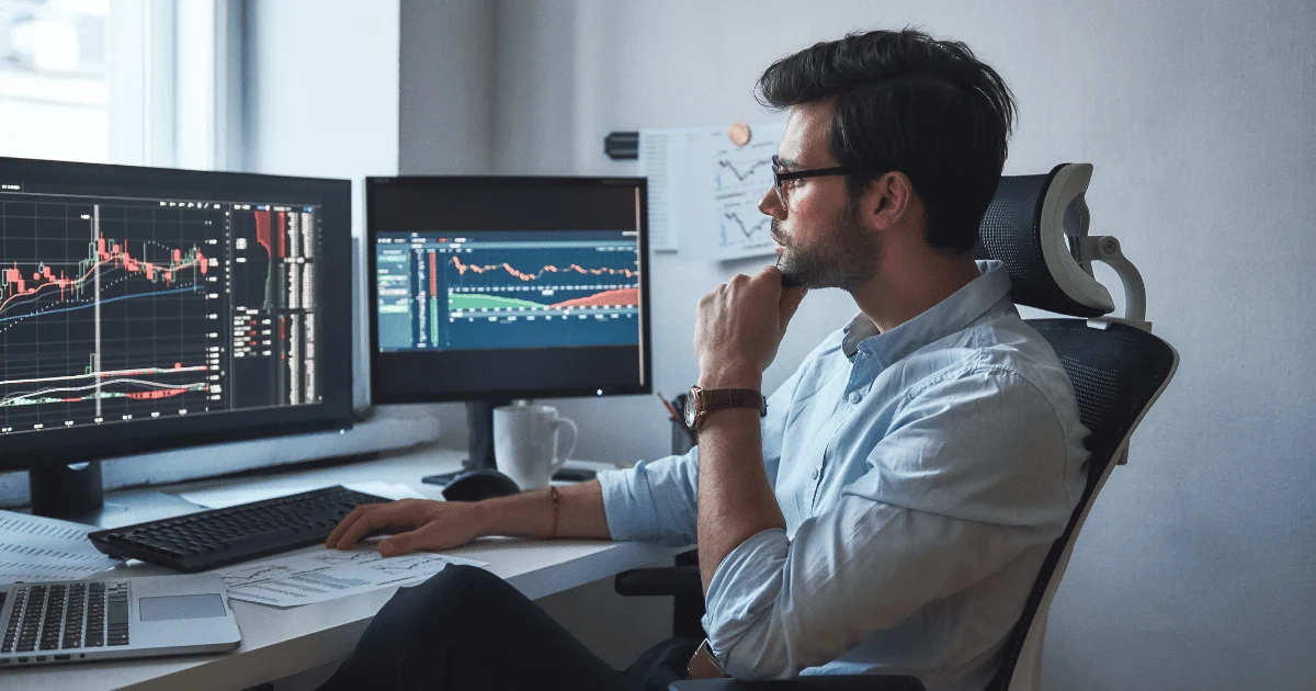 man at trading desk image